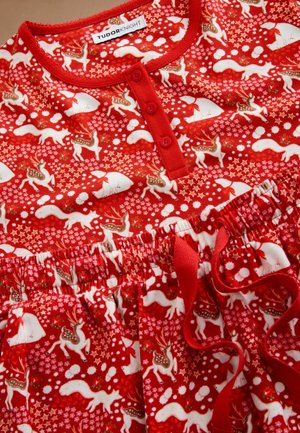 Rød pyjamasæt med knaplukning ved halsen, prydet med et legende mønster af hjorte, kaniner og stjerner, lavet af blødt stof med elastisk linning.