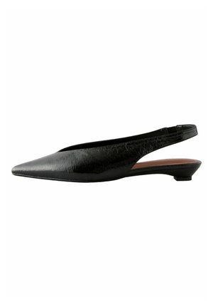Czarne skórzane buty slingback z szpiczastym noskiem, niskim obcasem i wycięciem po bokach, charakteryzujące się teksturowanym wykończeniem i gładkim wnętrzem.