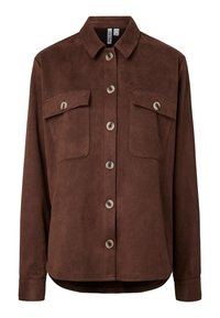 Chemise longue en daim marron avec manches longues, boutonnée, comprenant deux poches à rabat à l'avant et un col.