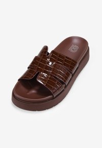 Sandal in cuoio con un motivo lucido e strutturato a coccodrillo, dotato di due fasce larghe e una suola spessa e arrotondata.