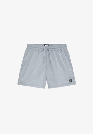 Világosszürke úszónadrág elasztikus derékkal, zsinórral, oldalsó zsebekkel és logós címkével. Simább, könnyű anyagból készült, egyszerű dizájn.