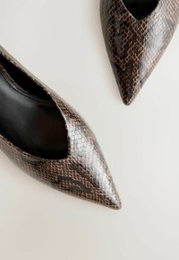 Spitz zulaufende High Heels in einem braun-schwarzen Schlangenprint, mit einem eleganten Design und einem Cutout an der Seite sowie glatten schwarzen Innensohlen.