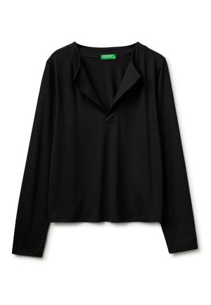 Schwarzes langärmeliges Shirt mit offenem V-Ausschnitt und grünem Etikett innen am Kragen, flach auf weißem Hintergrund liegend.