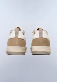 Sneakers har en beige och krämfärgad färgskala med en blandning av mocka och syntetiska material, rundad tå och vadderat ankelskydd.