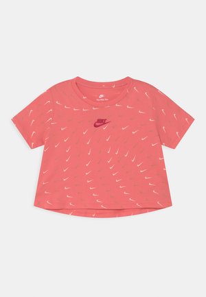 TEE CROP SWOOSHFETTI - Triko s potiskem - pink salt