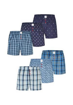 Seks par herreboxershorts i blå nuancer med forskellige mønstre, herunder tern, palmer og blade, hver med røde knapper foran.