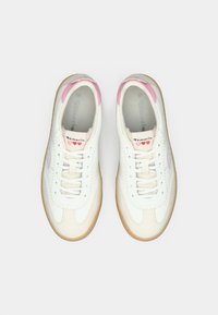 Λευκά αθλητικά παπούτσια με ροζ λεπτομέρειες, από λείο δέρμα, με υφή από καουτσούκ στην σόλα και με κορδόνια στο μπροστινό μέρος. Διαθέτουν λογότυπο της μάρκας και γραφικά με καρδιές.