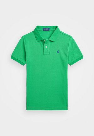 Zielona koszulka polo z krótkim rękawem, kołnierzykiem, dwoma białymi guzikami i małym niebieskim haftowanym logo Ralph Lauren na lewej piersi.