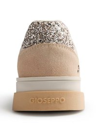 Sneaker beige con tomaia in suede texturizzato e un accento argento glitterato sul tallone. Caratterizzato da una suola intermedia bianca e una suola esterna marrone.
