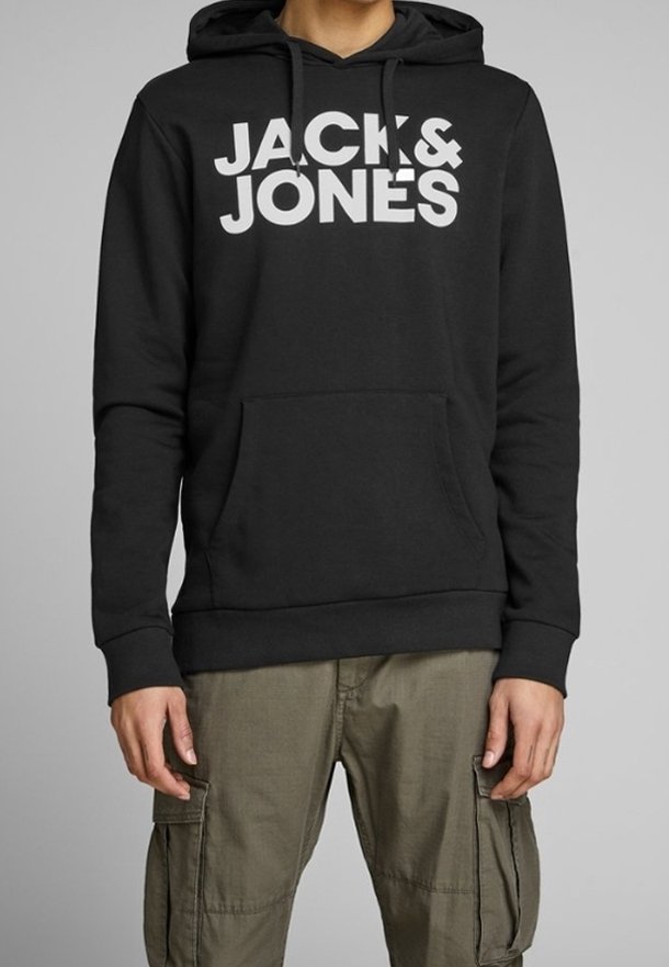 Schwarzer Hoodie aus Baumwollmischung mit einer frontalen Kängurutasche und großem, weißem Drucklogo "JACK & JONES" auf der Brust.