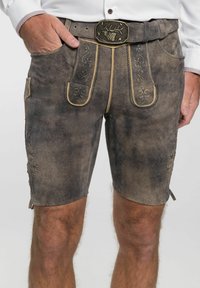 Bruine leren shorts met ingewikkelde bloemenborduursels, aangekleed met lichte stiksels en een decoratieve metalen gesp met een hertontwerp.
