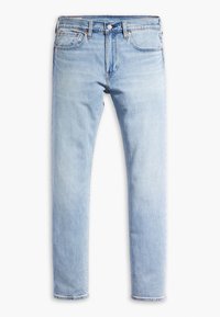Jean en denim bleu clair, coupe slim, cinq poches, fermeture par bouton et détails de coutures visibles.