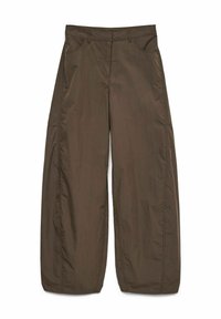 Pantalon marron à jambes larges avec poches avant, passants de ceinture et coutures visibles, posé à plat sur un fond blanc.