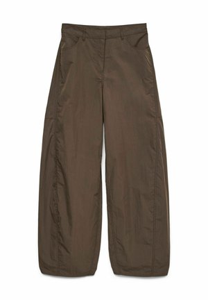 Pantalon marron à jambes larges avec poches avant, passants de ceinture et coutures visibles, posé à plat sur un fond blanc.