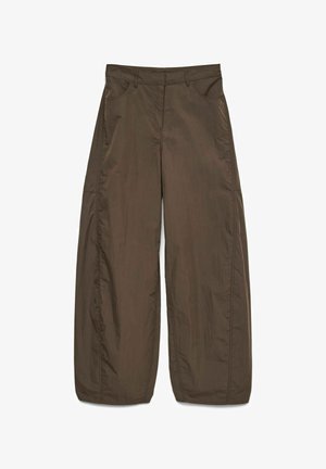 Rjave široke hlače z sprednjimi žepi, zankami za pas in vidnimi šivi, položene ravno na belem ozadju.