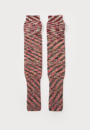 Stickade benvärmare i flerfärgade mönster av rött, rosa och svart, med ribbade ärmslut och fingervänlig design för enkel användning.