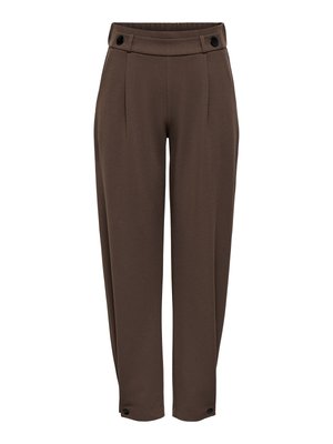 Pantalon marron taille haute fuselé avec boutons noirs à la taille et aux poignets, avec des plis à l'avant.