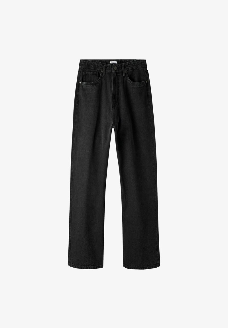 Jeans de mezclilla negra con corte recto, cinco bolsillos y cierre de botón. Presenta una textura sutil y costuras en contraste.