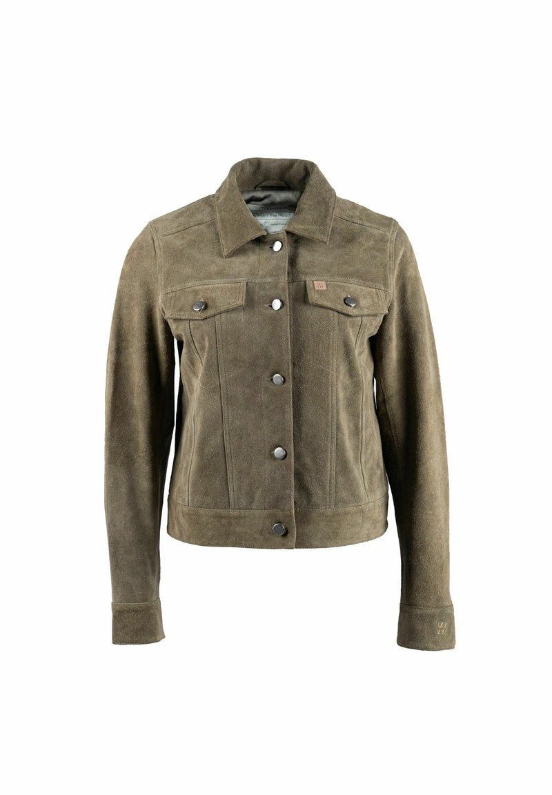 Braune Wildlederjacke mit Kragen, zwei Brusttaschen und vorderen Knöpfen. Verfügt über einen leicht kürzeren Schnitt und sichtbare Nähte.