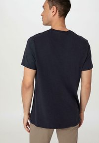 hessnatur REGULAR  - T-shirt basic - marine