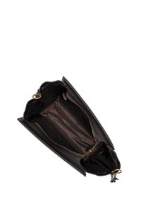 Zwart leren clutch tas met een textuur aan de buitenkant en een gouden ritssluiting. Interieur gevoerd met donkere stof met logo patroon. Compacte, langwerpige vorm.