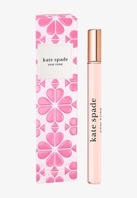 Perfumy w formie roll-on w przezroczystym szklanym opakowaniu z różowo-złotą zakrętką. Zapakowane w różowe pudełko z motywami serc i geometrycznymi.