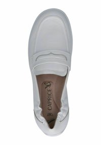 Bílé kožené slip-on boty s hladkým povrchem, kulatou špičkou a elastickými okraji pro pohodlí. Vyznačují se jemným štepováním a brandingem.