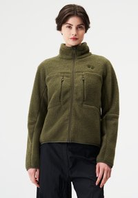 Braune Fleecejacke mit hohem Kragen, Reißverschluss vorne und zwei Brusttaschen. Verfügt über eine weiche, strukturierte Oberfläche und dezentes Logo-Detail.