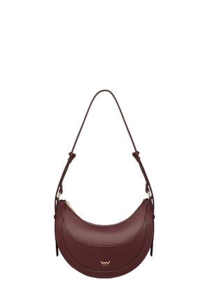 Burgunderrote Leder-Umhängetasche mit geschwungenem Design, goldfarbenen Beschlägen und Reißverschluss, mit kontrastierenden Nahtdetails.