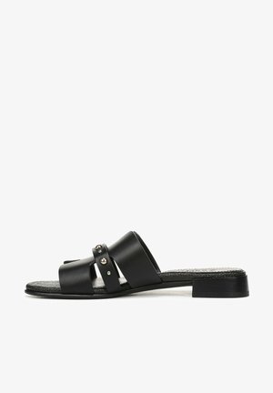 Sandali a ciabatta in pelle nera con ampie fasce, caratterizzati da borchie metalliche e una soletta testurizzata. Design con tacco basso a blocco per maggiore stabilità.