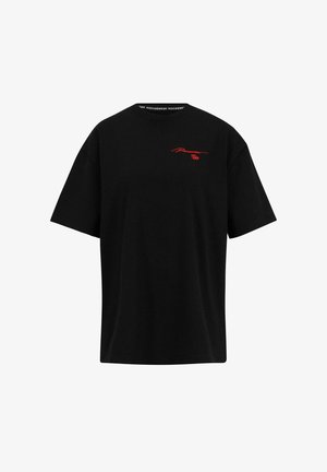 Juodas medvilnės marškinėlis su trumpomis rankovėmis, apvaliu iškirpimu ir raudonu siuvinėtų tekstu krūtinėje bei viršutinėje kairėje pusėje.