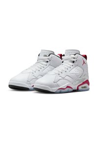 Sneakers in pelle bianca con accenti rossi, dettagli in mesh e suola nera. Presentano un'unità Air visibile e sezioni perforate per la traspirabilità.