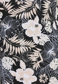 Bloemstof met witte hibiscussen en bladmotieven op een zwarte achtergrond. Gladde textuur met een herhalend botanisch patroon.