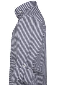 Camisa a rayas en tela azul y blanca, con cuello abotonado, mangas enrolladas y un corte entallado con una textura suave.