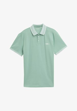 Polo shirt verde chiaro realizzato in un tessuto morbido, con colletto classico bordato di bianco e un piccolo logo sul petto.