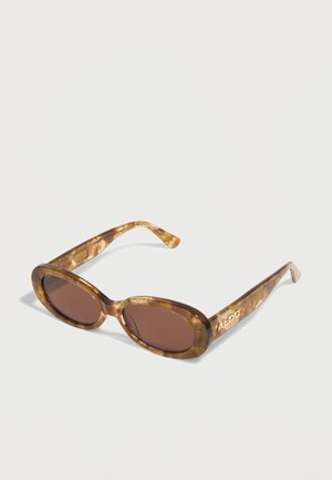 Ovale Sonnenbrille mit braun getönten Gläsern und marmorierten hellbraunen Rahmen, mit einem goldenen ALDO-Logo am Bügel.