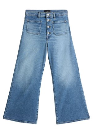 Jean large en denim bleu clair, avec une taille haute, une fermeture à boutons et une décoloration subtile. Comprend des poches avant et des coutures surpiquées.