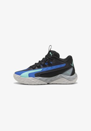 Chaussures de sport noires avec des accents bleu et vert menthe, tige en mesh, semelle en caoutchouc texturée, et silhouette basse. Comprennent des lacets et un logo.