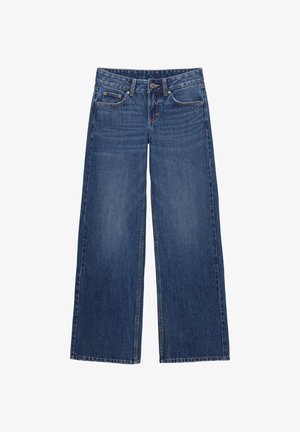 Blugi evazați din denim albastru mediu. Prezintă un design clasic cu cinci buzunare și închidere cu fermoar și nasture. Textură netedă și croială dreaptă.