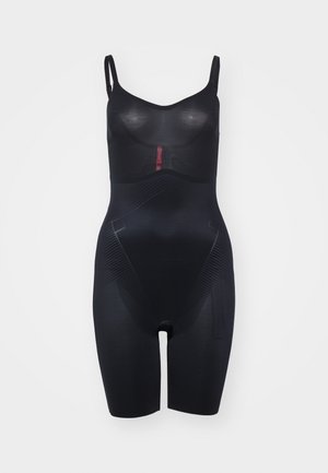 Shapewear preto com uma textura suave, corpete estruturado, alças ajustáveis e padrões geométricos nas coxas. Apresenta um corte a meio da coxa.