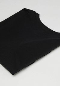 Schwarzes Baumwoll-T-Shirt, Crewneck-Design, flach ausgelegt. Glatte Textur, keine sichtbaren Muster oder Akzente. Schlicht und klassischer Stil.