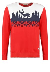 Roter Pullover mit weißem oberen Abschnitt, der eine marineblaue Silhouette eines Rehs und von Tannenbäumen über roten und marineblauen Schneeflockenmuster zeigt.