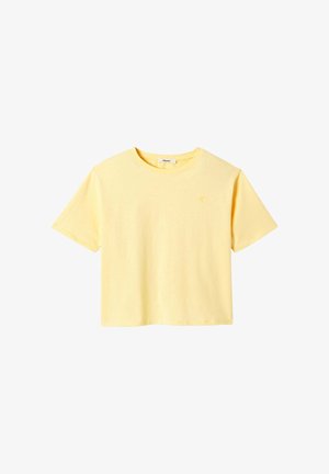 T-shirt court jaune à manches courtes avec col rond et logo discret sur le côté gauche de la poitrine.