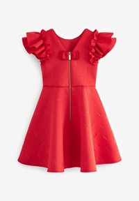 Czerwona sukienka z krótkimi falbánkowymi rękawami, z zapięciem na zamek i akcentem w postaci kokardy. Wykonana z teksturowanej tkaniny z tłoczonymi wzorami przedstawiającymi literę "B".