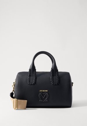 Czarna torebka ze skóry o fakturze, z plecionymi uchwytami, złotym logo "Love Moschino", odpinanym beżowym paskiem na ramię i zamkiem błyskawicznym.