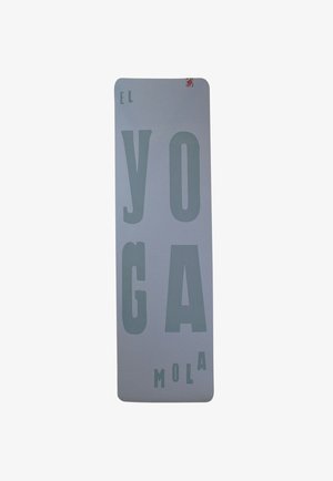 Tapis de yoga en gris clair avec un grand texte en gras "EL YOGA MOLA" dans une couleur contrastante. Texture lisse, forme rectangulaire, avec bords arrondis.