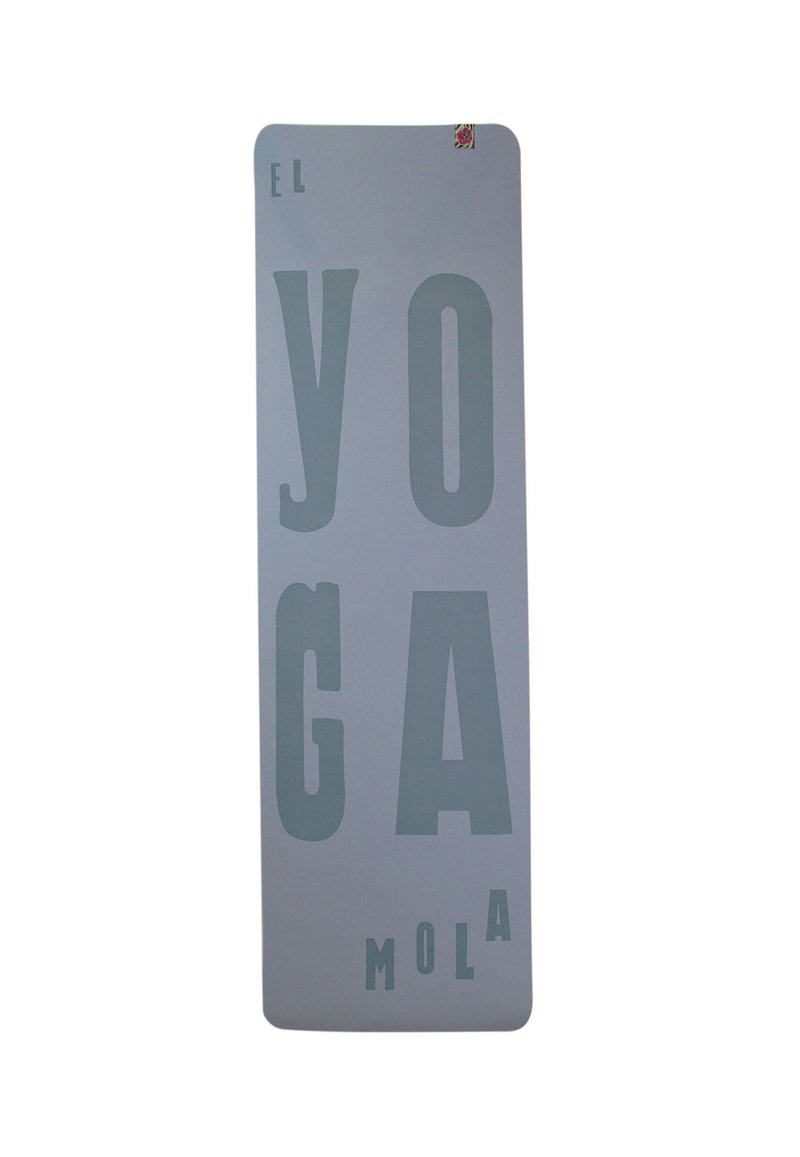 Yogamatta i ljusgrått med stora, djärva texten "EL YOGA MOLA" i en kontrasterande färg. Slät yta, rektangulär form med rundade kanter.