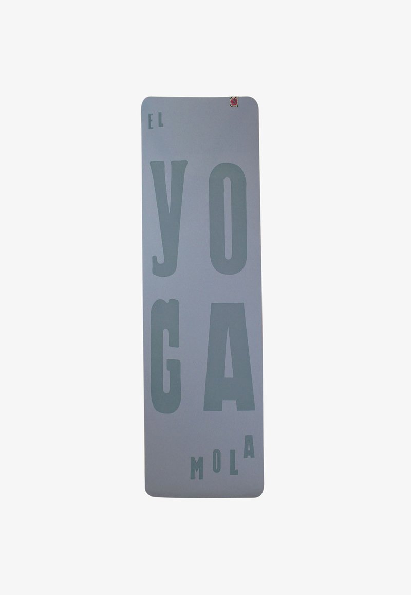 Yogamatta i ljusgrått med stora, djärva texten "EL YOGA MOLA" i en kontrasterande färg. Slät yta, rektangulär form med rundade kanter.