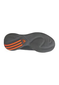 Schwarze Gummisohle mit strukturiertem Grip, ausgestattet mit drei orangen Streifen und einem Markenlogo. Abgerundetes Design mit glatter Oberfläche.