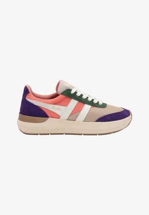 Zapatilla multicolor que combina materiales de malla y ante. Los colores incluyen rosa, verde, púrpura y crema. Las franjas blancas acentúan el diseño.
